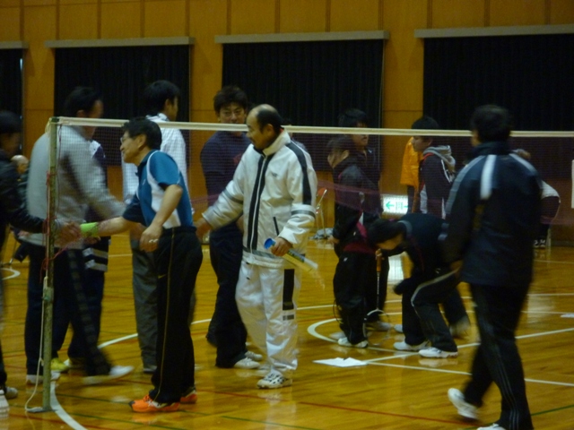 試合の最初と最後は握手で「お願いします！」と「ありがとうございました！」